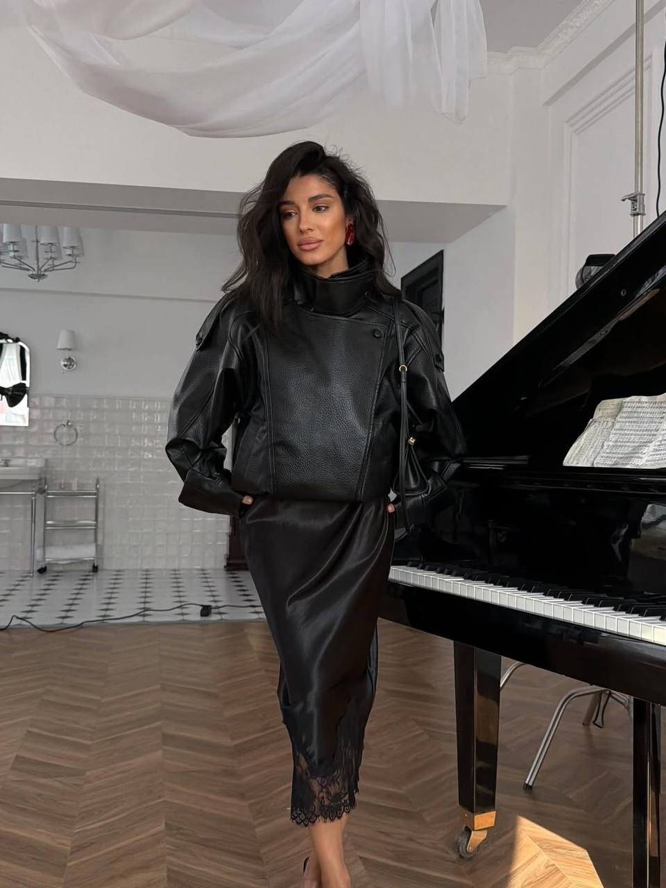 брюнетка,кожаная куртка,девушка,модель куртки кожаная
