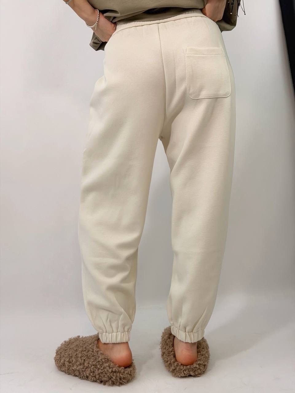 брюки джоггеры,джоггеры спортивные трикотажные женские бежевого цвета,брюки трикотажные,брюки женские джоггеры,брюки бежевые