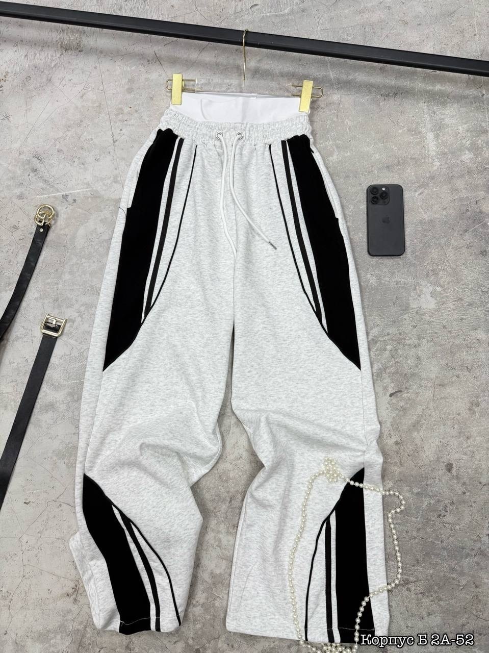 женские спортивные штаны серые с лампасами,спортивные женские штаны,брюки карго с лампасами широкие y2k styfash,спортивные штаны широкие женские,спортивные брюки