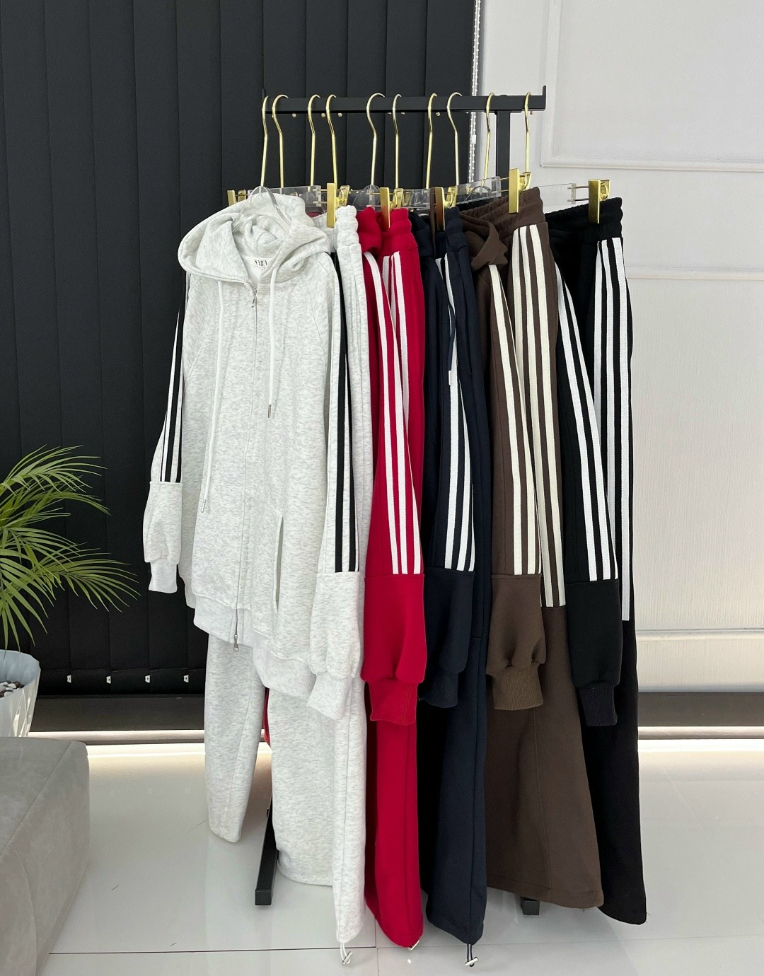 спортивный костюм,спортивные костюмы женские с лампасами адидас,трикотажные костюмы,женский спортивный костюм,красные спортивные костюмы