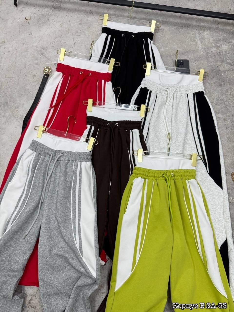 женские спортивные штаны серые с лампасами,спортивные женские штаны,брюки карго с лампасами широкие y2k styfash,спортивные штаны широкие женские,спортивные брюки