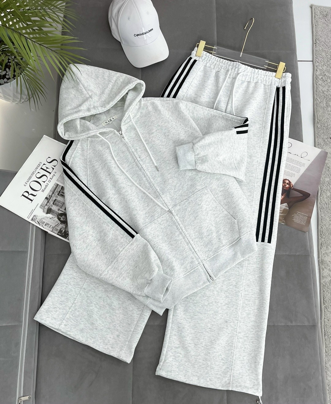 спортивный костюм,спортивные костюмы женские с лампасами адидас,трикотажные костюмы,женский спортивный костюм,красные спортивные костюмы