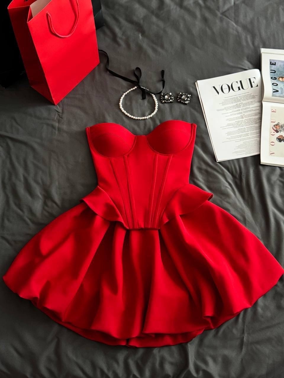 красное платье с корсетом,корсетное платье с пышной юбкой баллон красное,платье с корсетом,мини платье с корсетом,бархатное платье с корсетом
