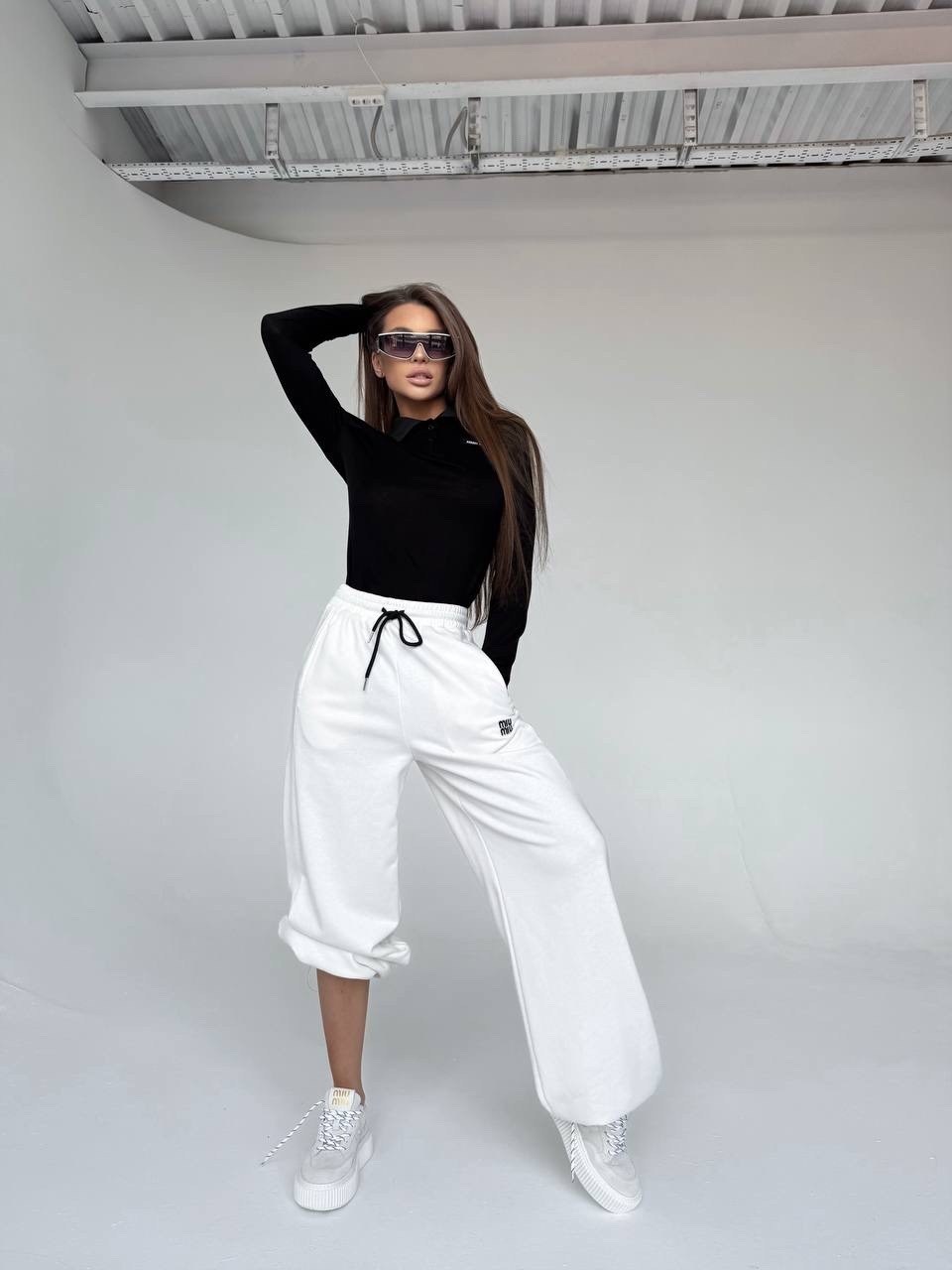 брюки широкие,штаны широкие спортивные,костюм белый,белые брюки,спортивные штаны палаццо