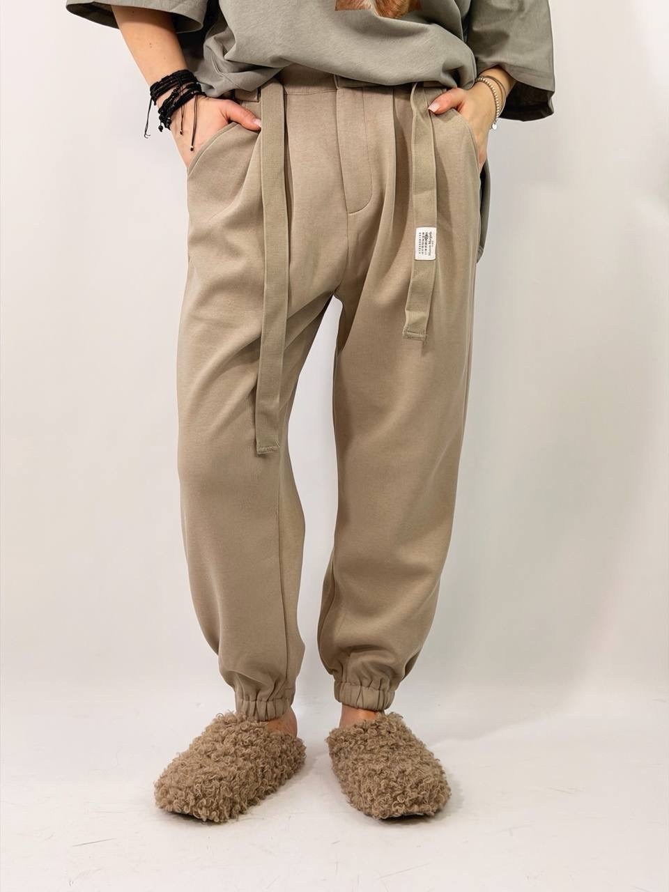 брюки джоггеры,спортивные брюки,брюки бежевые,трикотажные брюки,трикотажные брюки джоггеры