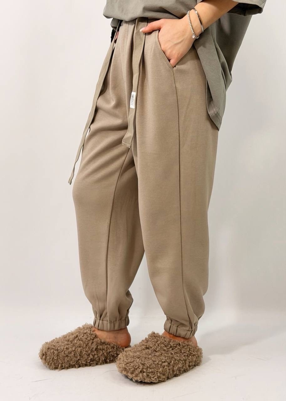 брюки джоггеры,спортивные брюки,брюки бежевые,трикотажные брюки,трикотажные брюки джоггеры