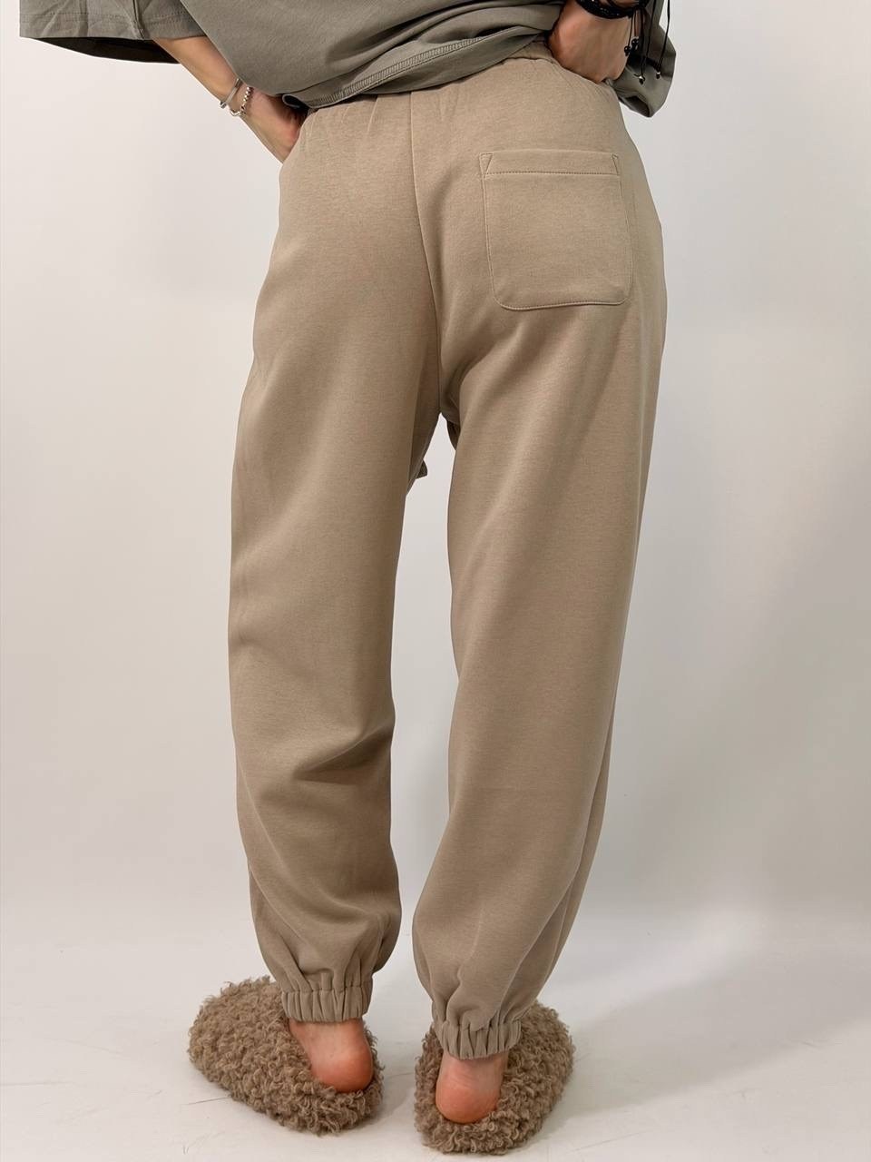 брюки джоггеры,спортивные брюки,брюки бежевые,трикотажные брюки,трикотажные брюки джоггеры