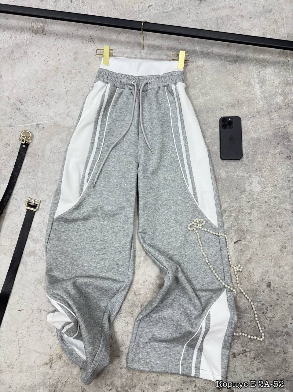 женские спортивные штаны серые с лампасами,спортивные женские штаны,брюки карго с лампасами широкие y2k styfash,спортивные штаны широкие женские,спортивные брюки