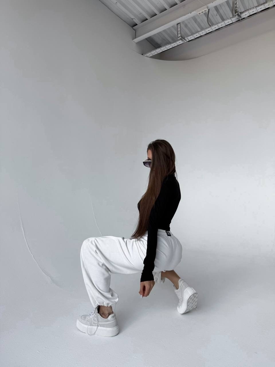 брюки широкие,штаны широкие спортивные,костюм белый,белые брюки,спортивные штаны палаццо