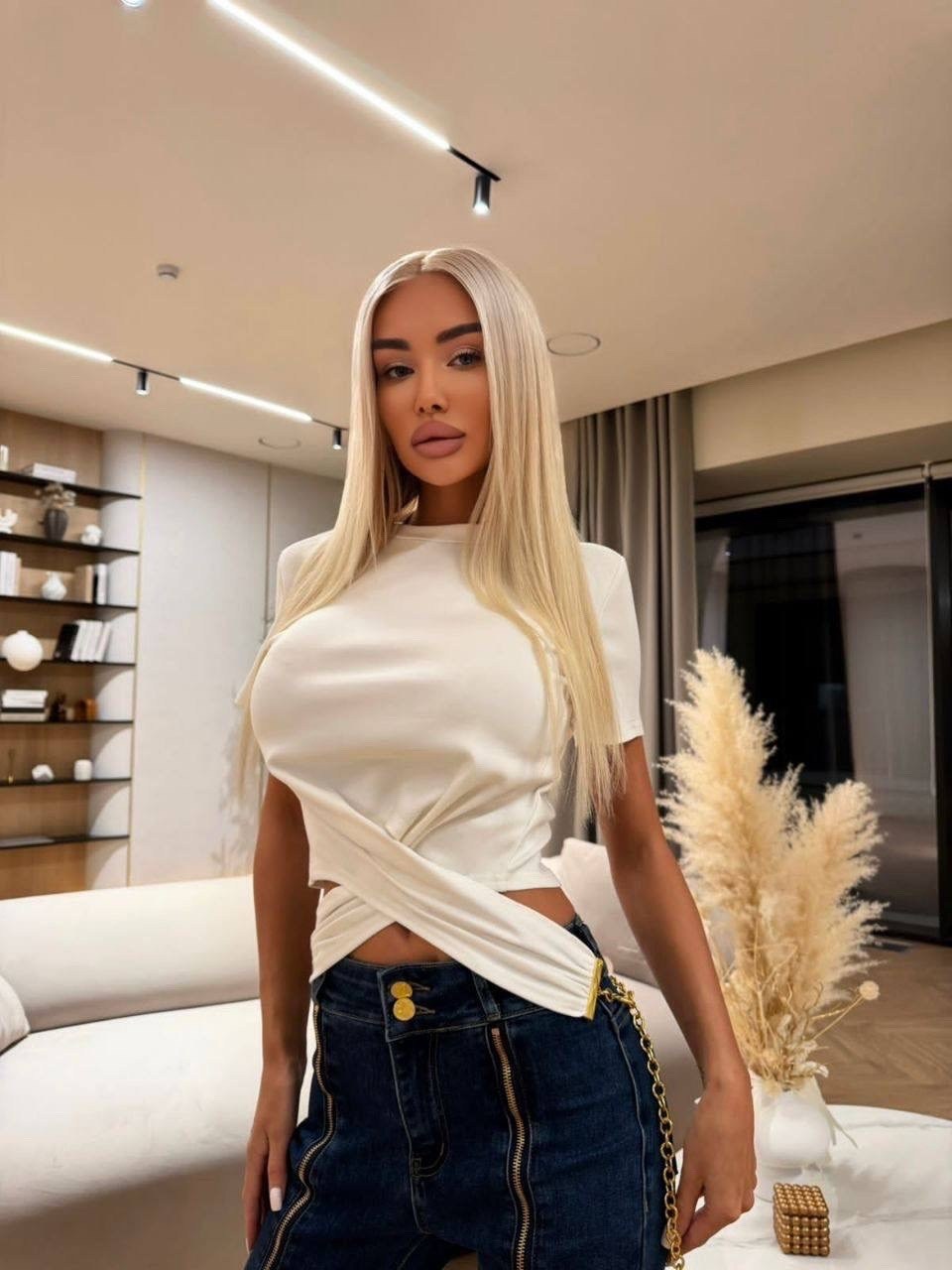 девушка,,стильная майка,кофта женская,модная