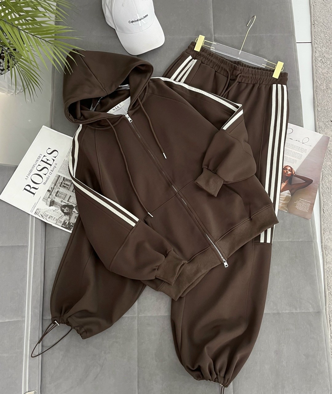 спортивный костюм,спортивные костюмы женские с лампасами адидас,трикотажные костюмы,женский спортивный костюм,красные спортивные костюмы