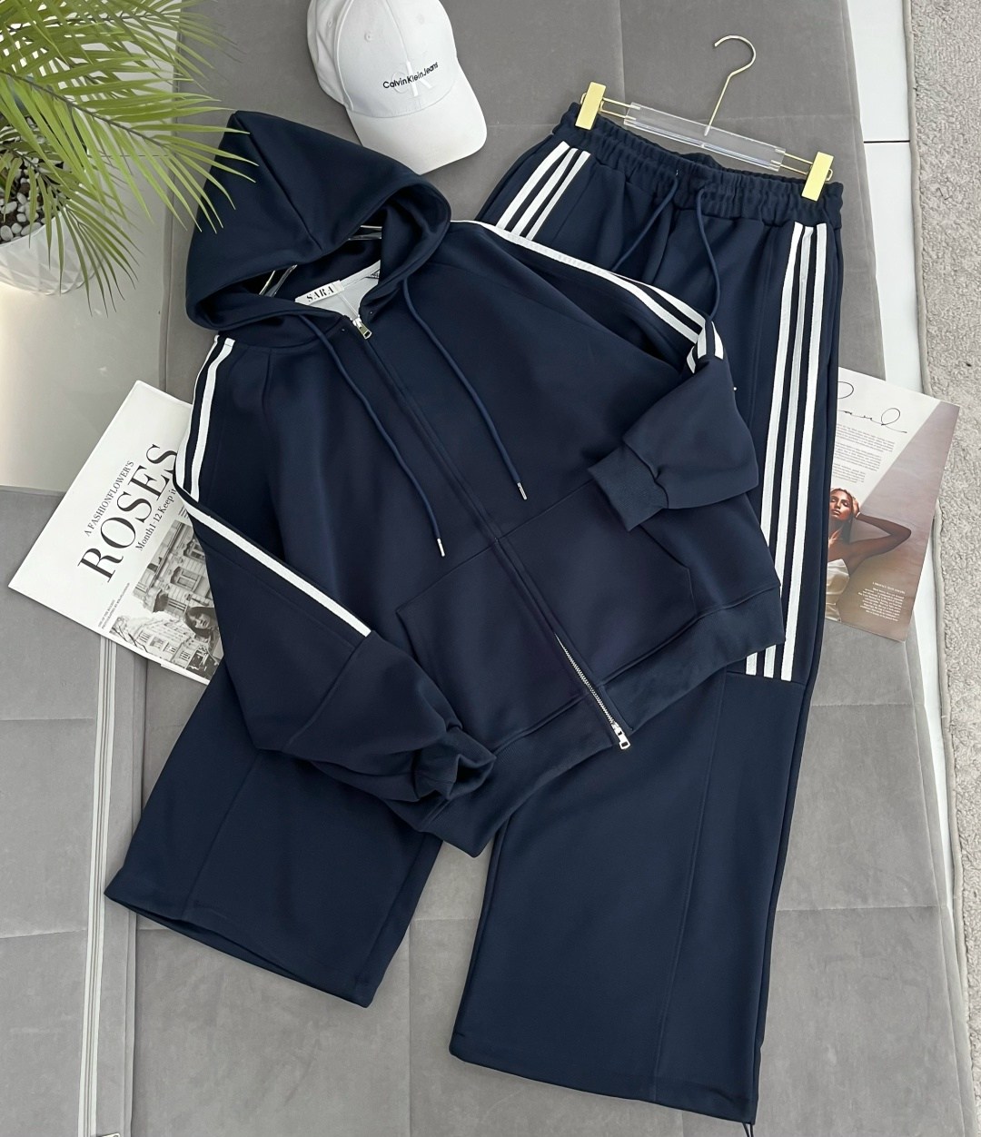 спортивный костюм,спортивные костюмы женские с лампасами адидас,трикотажные костюмы,женский спортивный костюм,красные спортивные костюмы