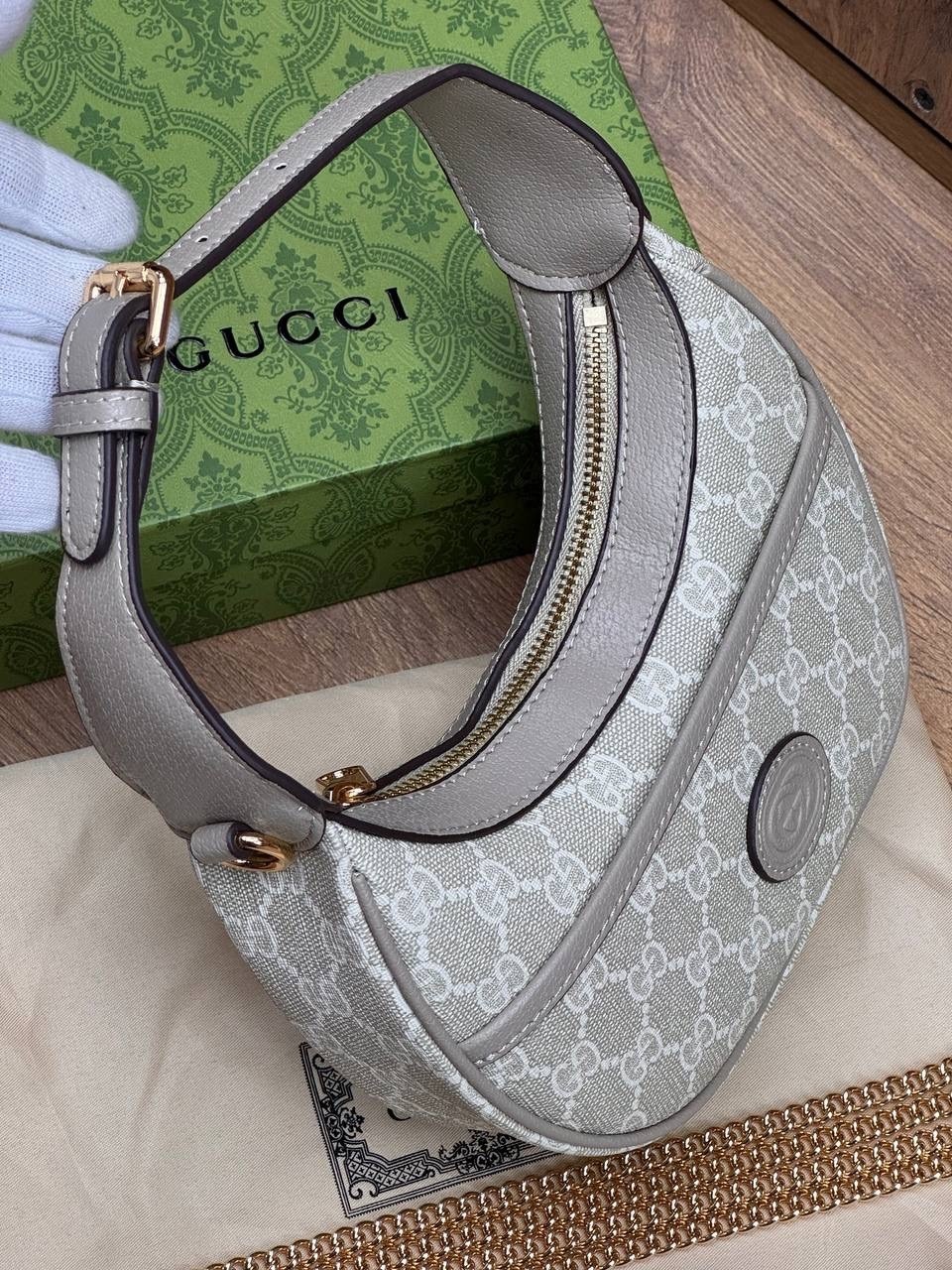 gucci сумка,женская сумка gucci,gucci сумка на плечо полумесяц,сумка через плечо gucci,сумка через плечо простая и стильная gucci