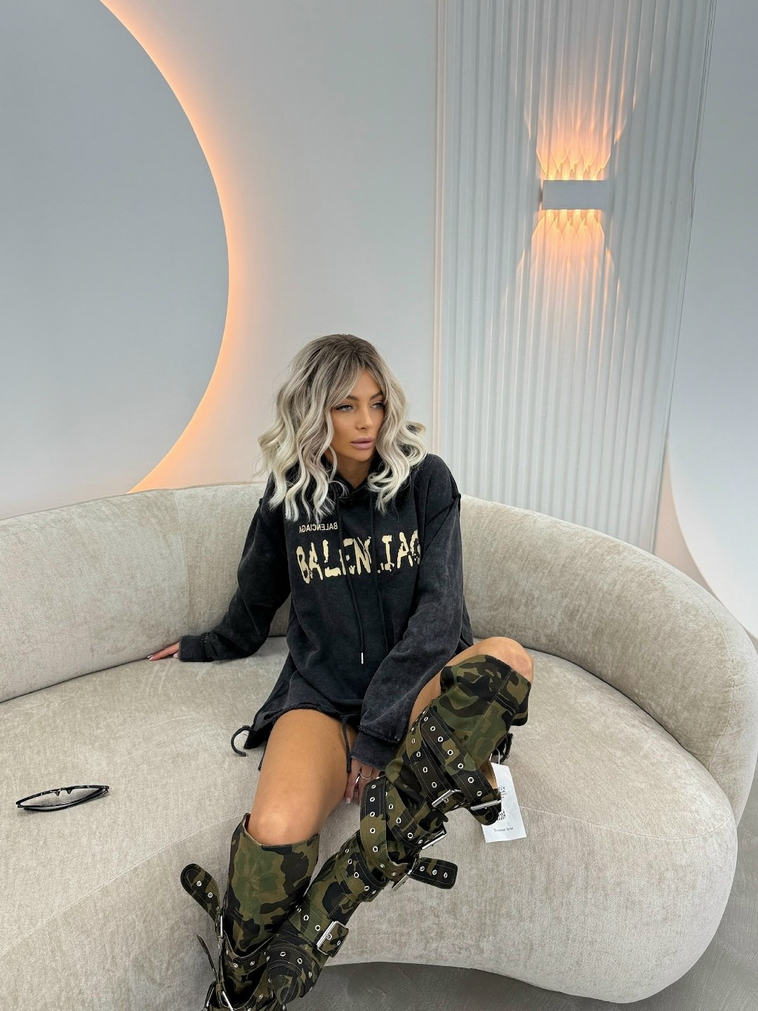 мода стиль,мода модная,женская футболка оверсайз,девушка,футболка оверсайз удлиненная с принтом