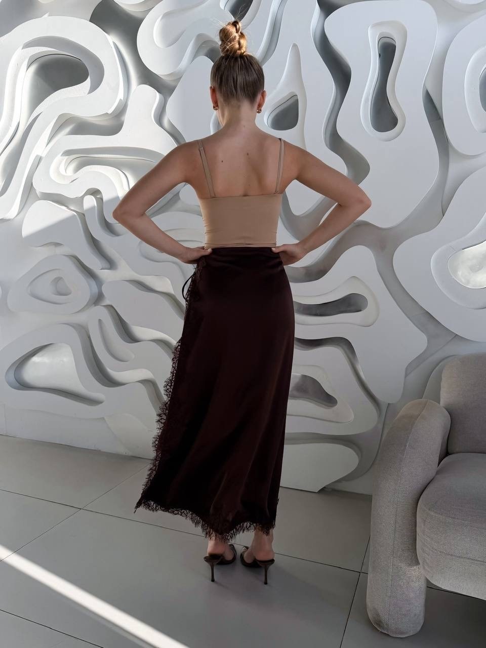 атласная юбка макси y.a.s глубокого шоколадно-коричневого цвета,атласная коричневая юбка,атласная юбка,юбка элегантная,y.a.s satin maxi skirt in rich chocolate brown