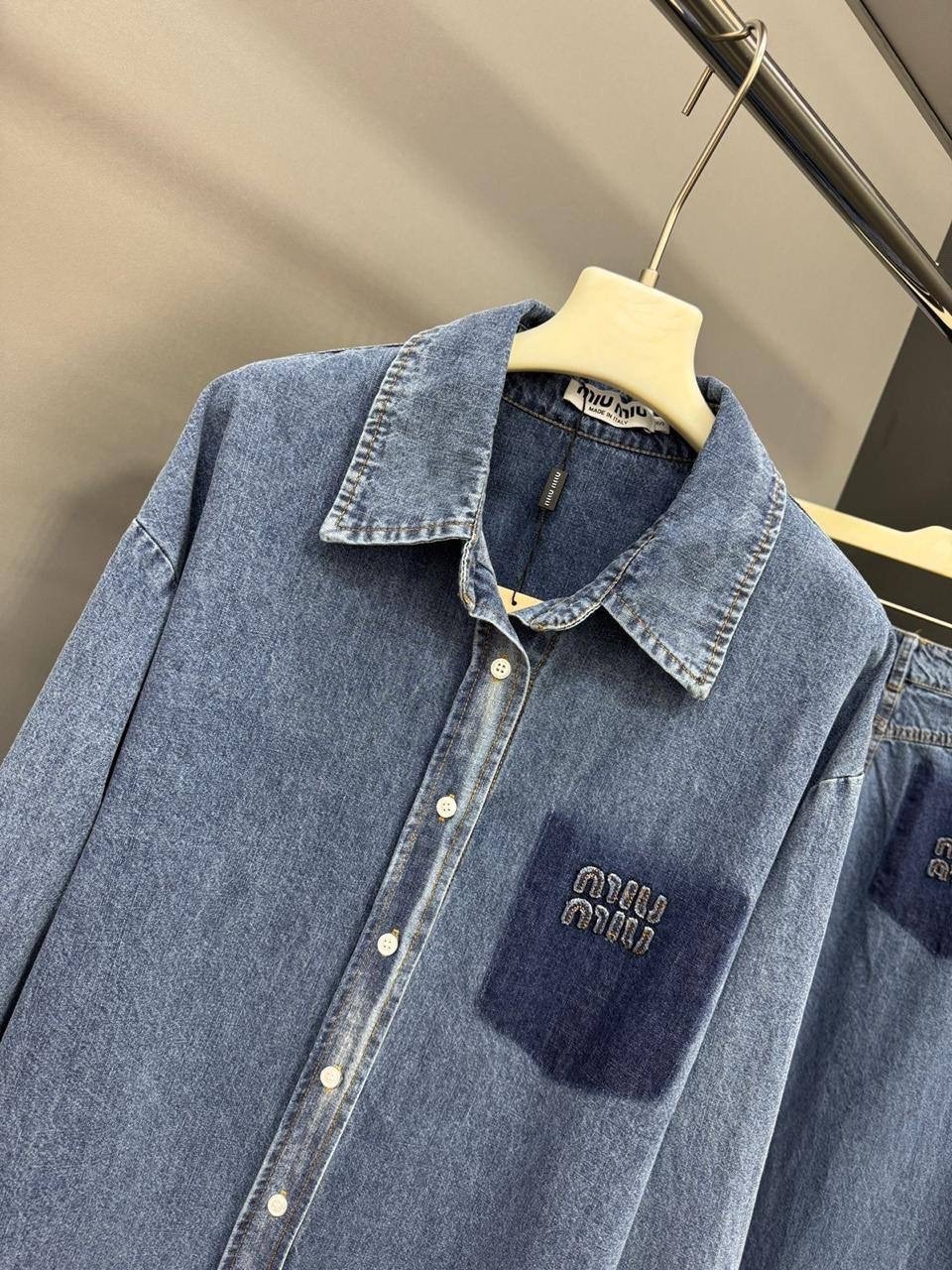 джинсы широкий,джинсы модные,джинсовая куртка,джинсовые костюмы