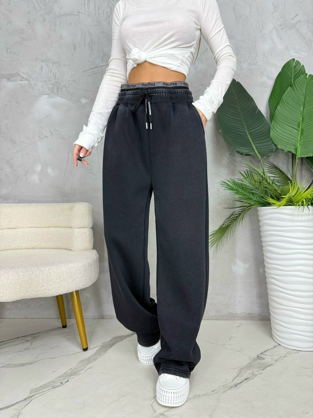 серые широкие спортивные штаны,женские спортивные штаны,брюки спортивные,спортивные штаны,брюки прямые