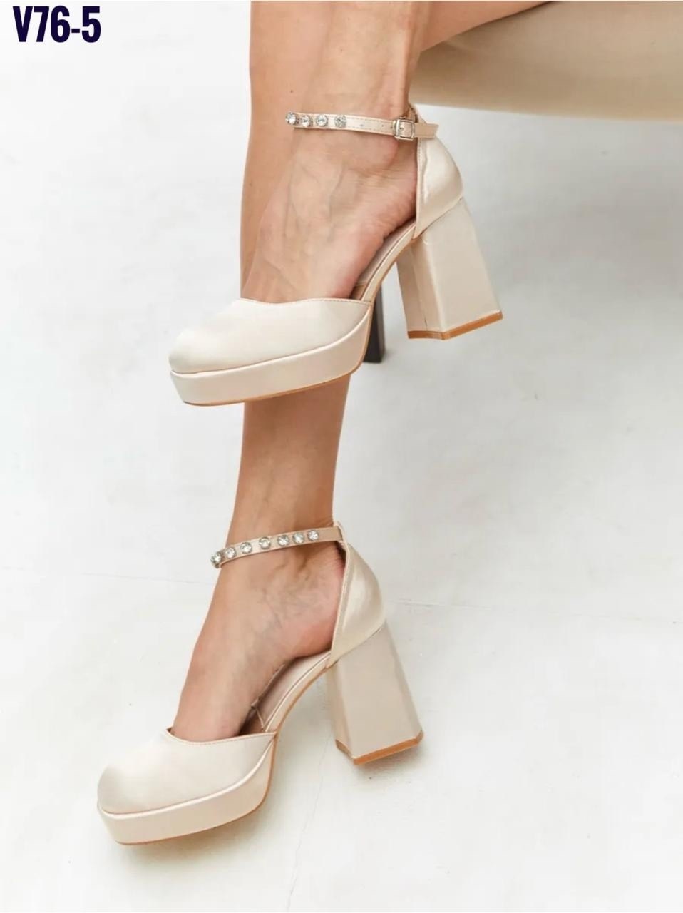 туфли на каблуке и платформе,туфли на высоких каблуках,туфли на каблуках,на платформе туфли,белые атласные туфли на платформе