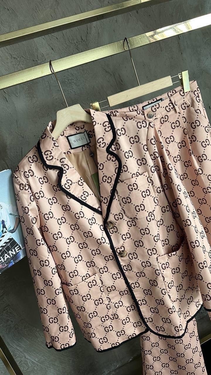 костюм женский брючный gucci bms-22840,костюм в пижамном стиле,костюм женский брючный gucci,гуччи костюм женский,костюм луи виттон женский