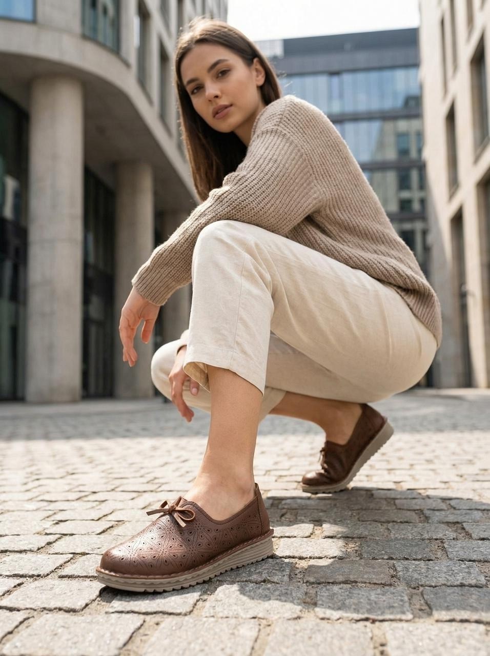 лоферы с джинсами женские,повседневный стиль,одежда кэжуал,мода стиль,образы с бежевыми лоферами