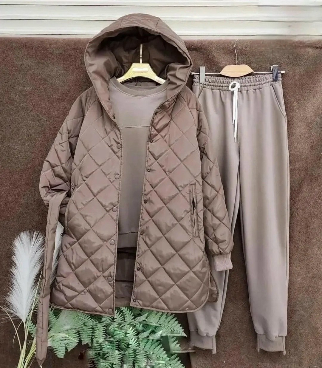 костюм женский тройка,костюм тройка на флисе,костюм спортивный тройка с длинным стеганым пальто cubi shop,костюм тройка с курткой,костюм женский на флисе