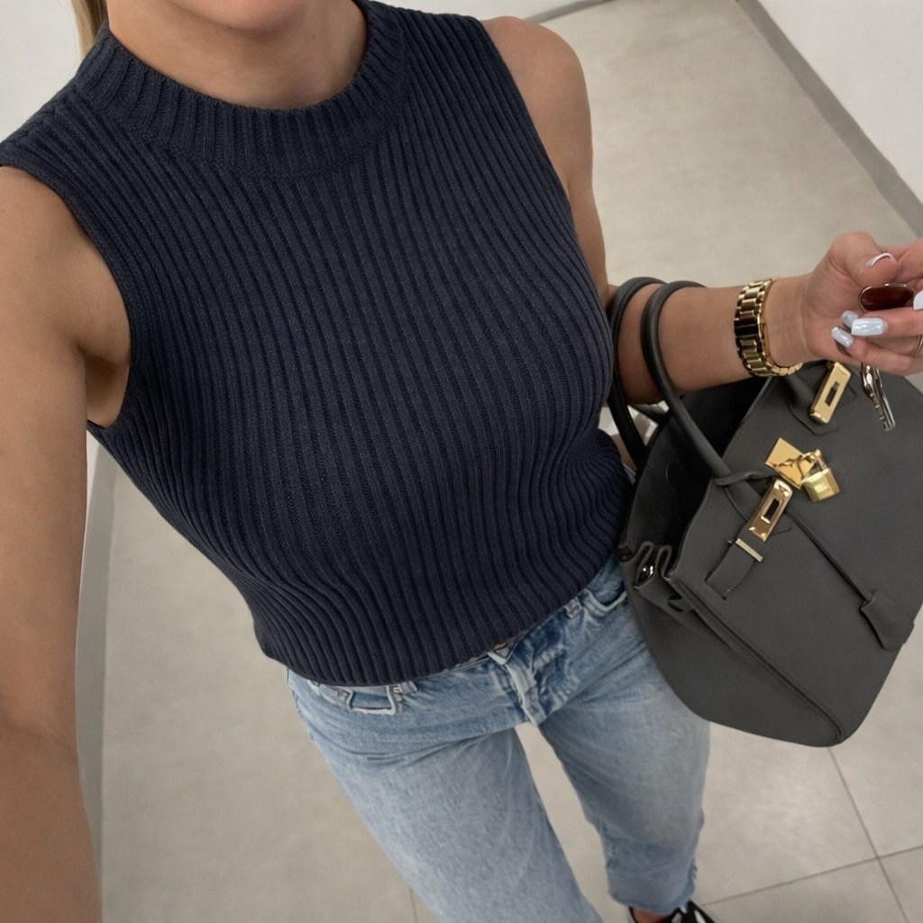 девушка,топ вязаный,топ спицами,кроп топ вязаный,трикотажный топ