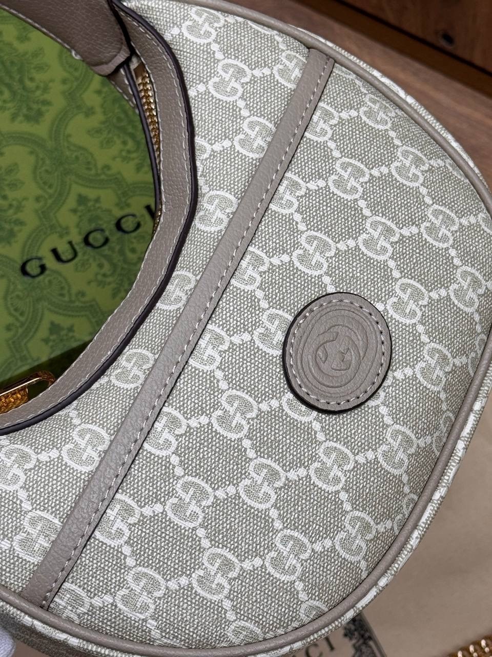 gucci сумка,женская сумка gucci,gucci сумка на плечо полумесяц,сумка через плечо gucci,сумка через плечо простая и стильная gucci
