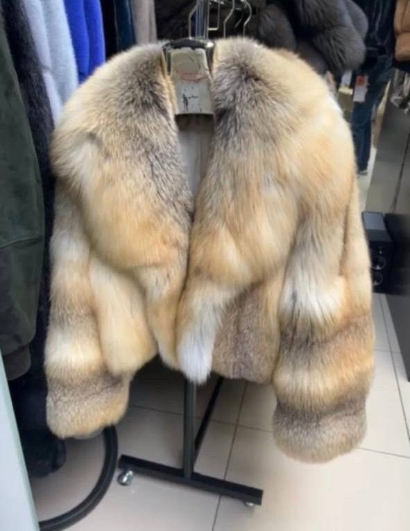 короткая шуба из белой лисы,шуба из лисы,женская шуба из натурального меха,меховая куртка,шуба из натурального меха