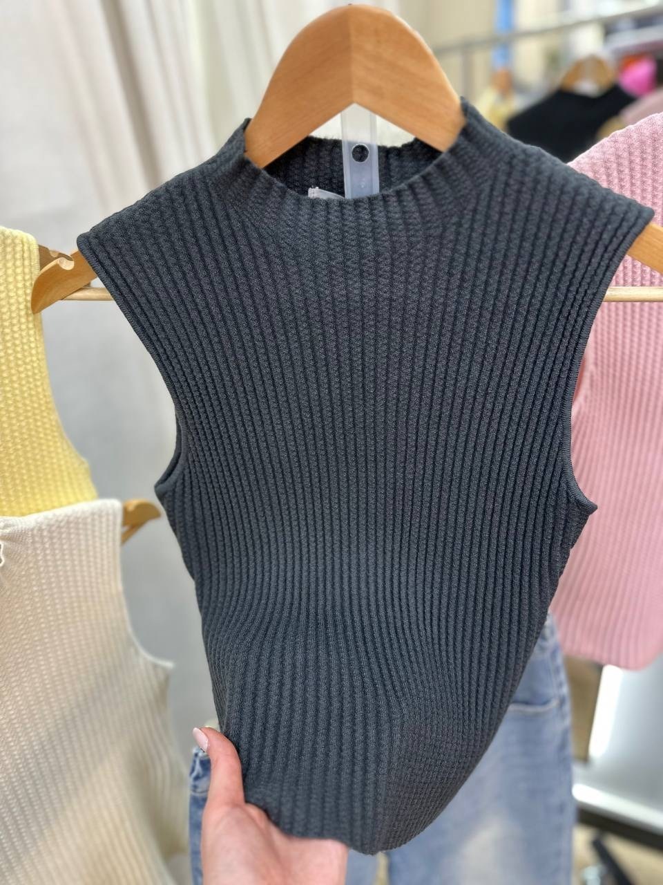 девушка,топ вязаный,топ спицами,кроп топ вязаный,трикотажный топ