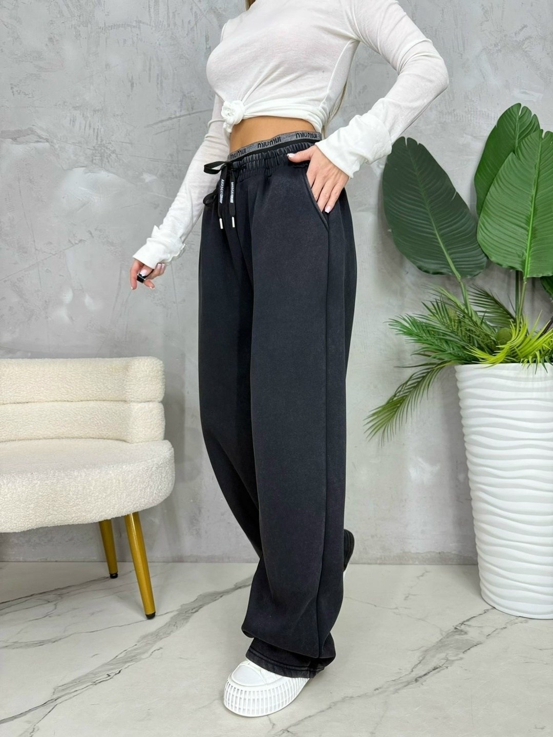 серые широкие спортивные штаны,женские спортивные штаны,брюки спортивные,спортивные штаны,брюки прямые