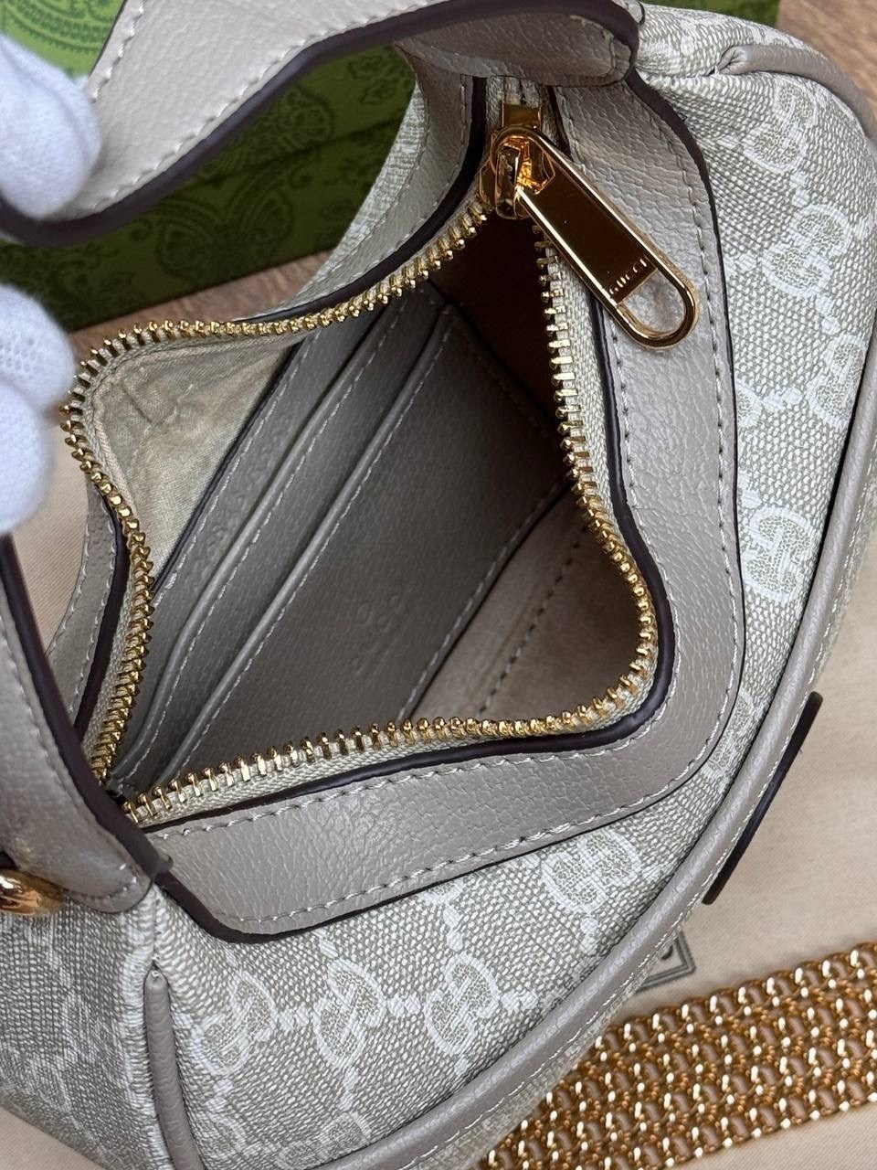 gucci сумка,женская сумка gucci,gucci сумка на плечо полумесяц,сумка через плечо gucci,сумка через плечо простая и стильная gucci