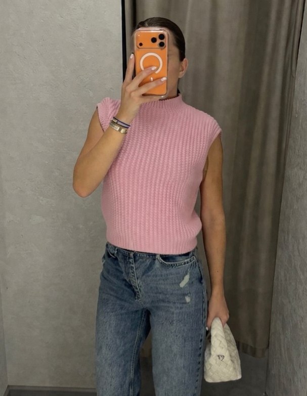 девушка,топ вязаный,топ спицами,кроп топ вязаный,трикотажный топ