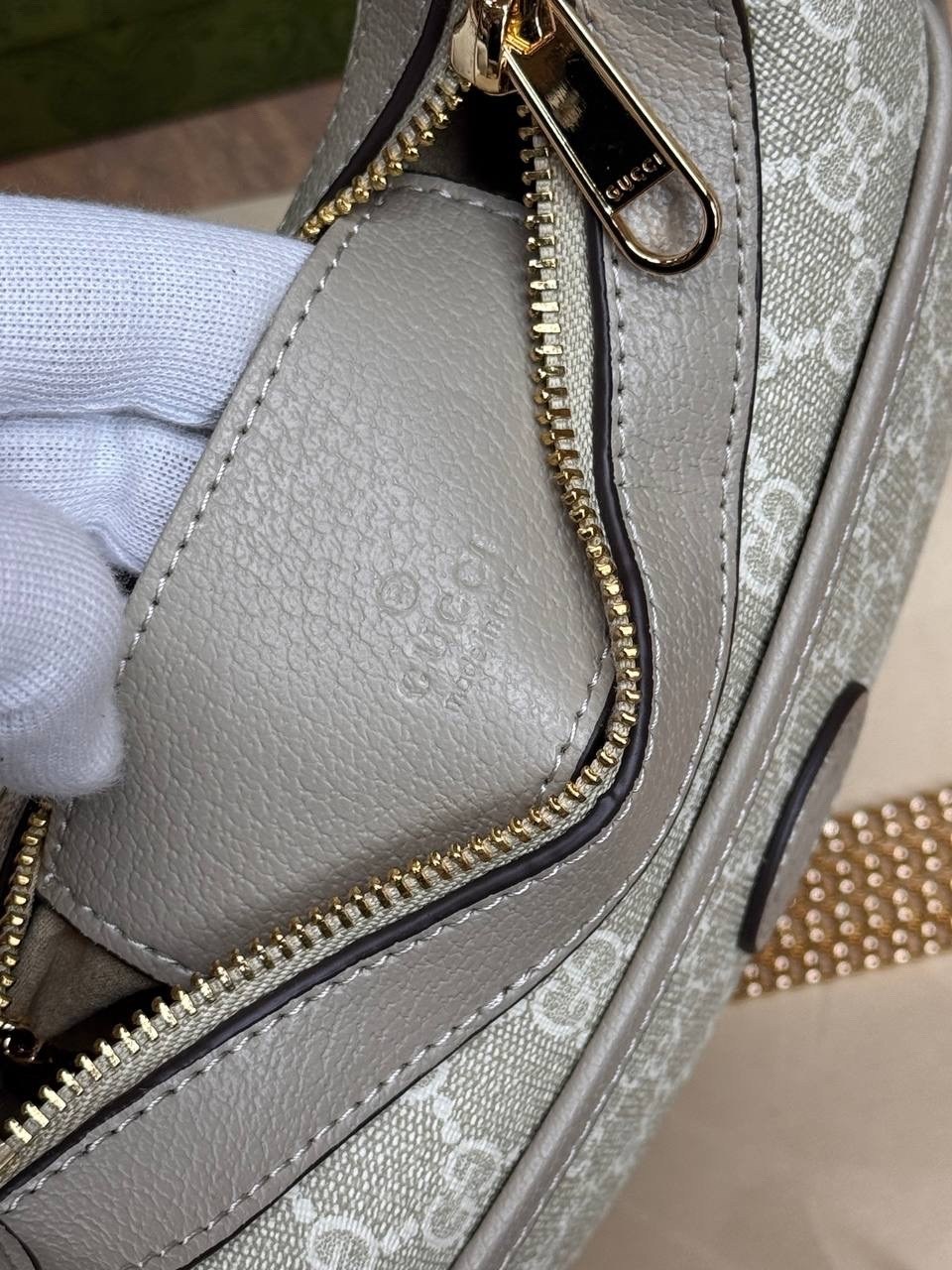 gucci сумка,женская сумка gucci,gucci сумка на плечо полумесяц,сумка через плечо gucci,сумка через плечо простая и стильная gucci