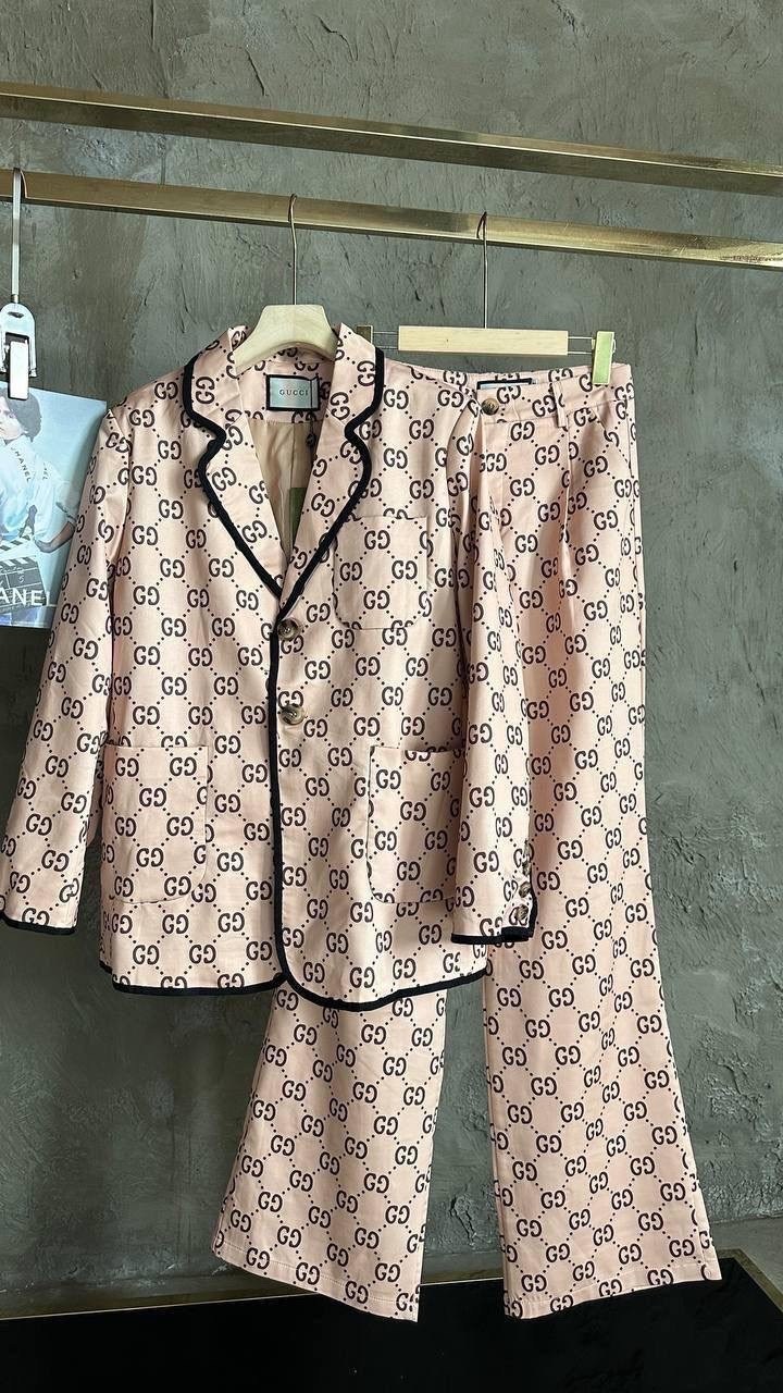 костюм женский брючный gucci bms-22840,костюм в пижамном стиле,костюм женский брючный gucci,гуччи костюм женский,костюм луи виттон женский