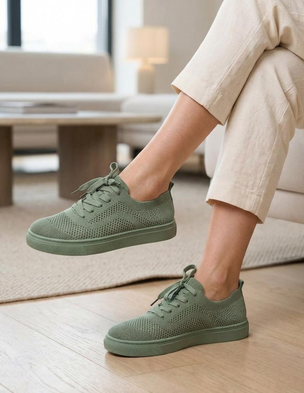 ,оранжевые кроссовки,кроссовки женскиe,кроссовки с оранжевой подошвой,спортивная