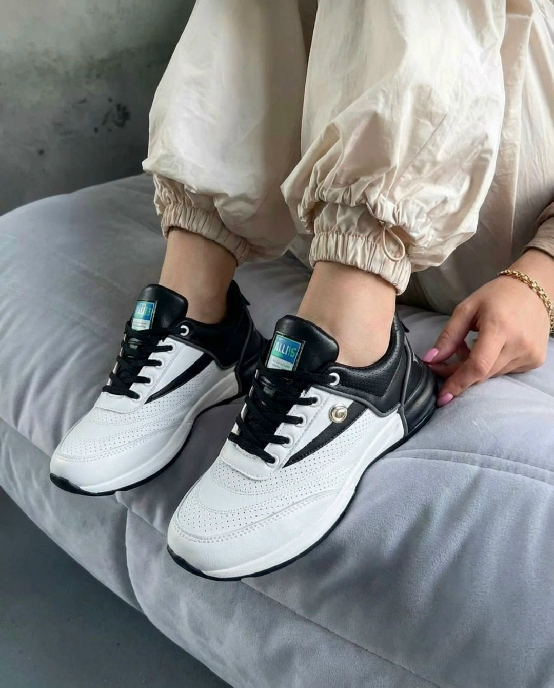 женские кроссовки,,кроссовки для женщин,модные кроссовки,стильные кроссовки