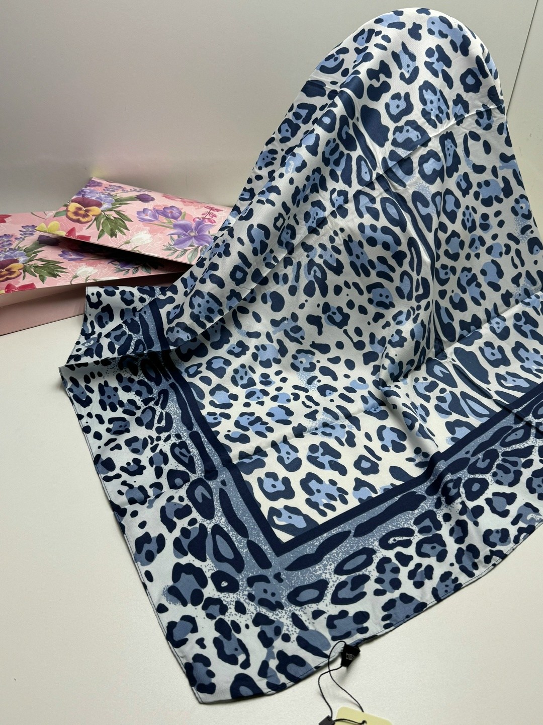 платки шелковые,платок леопардовый,платки женские,шарф платок женский,платки и шарфы