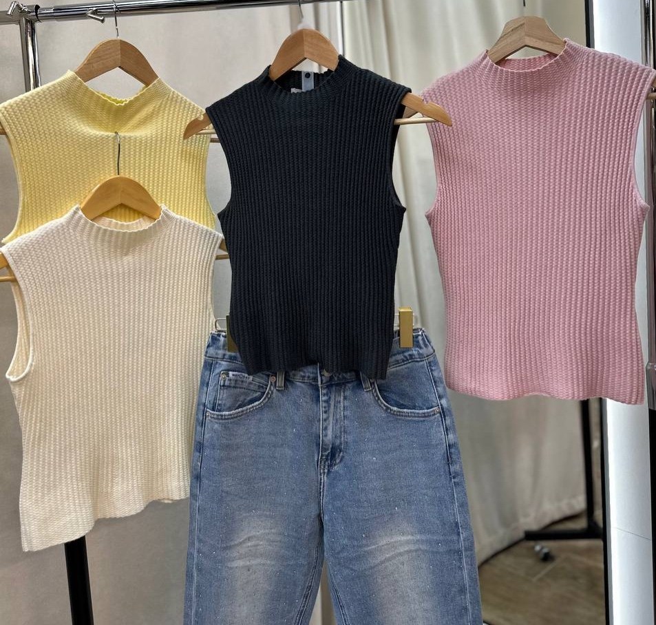 девушка,топ вязаный,топ спицами,кроп топ вязаный,трикотажный топ