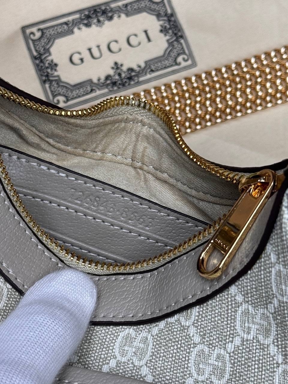 gucci сумка,женская сумка gucci,gucci сумка на плечо полумесяц,сумка через плечо gucci,сумка через плечо простая и стильная gucci