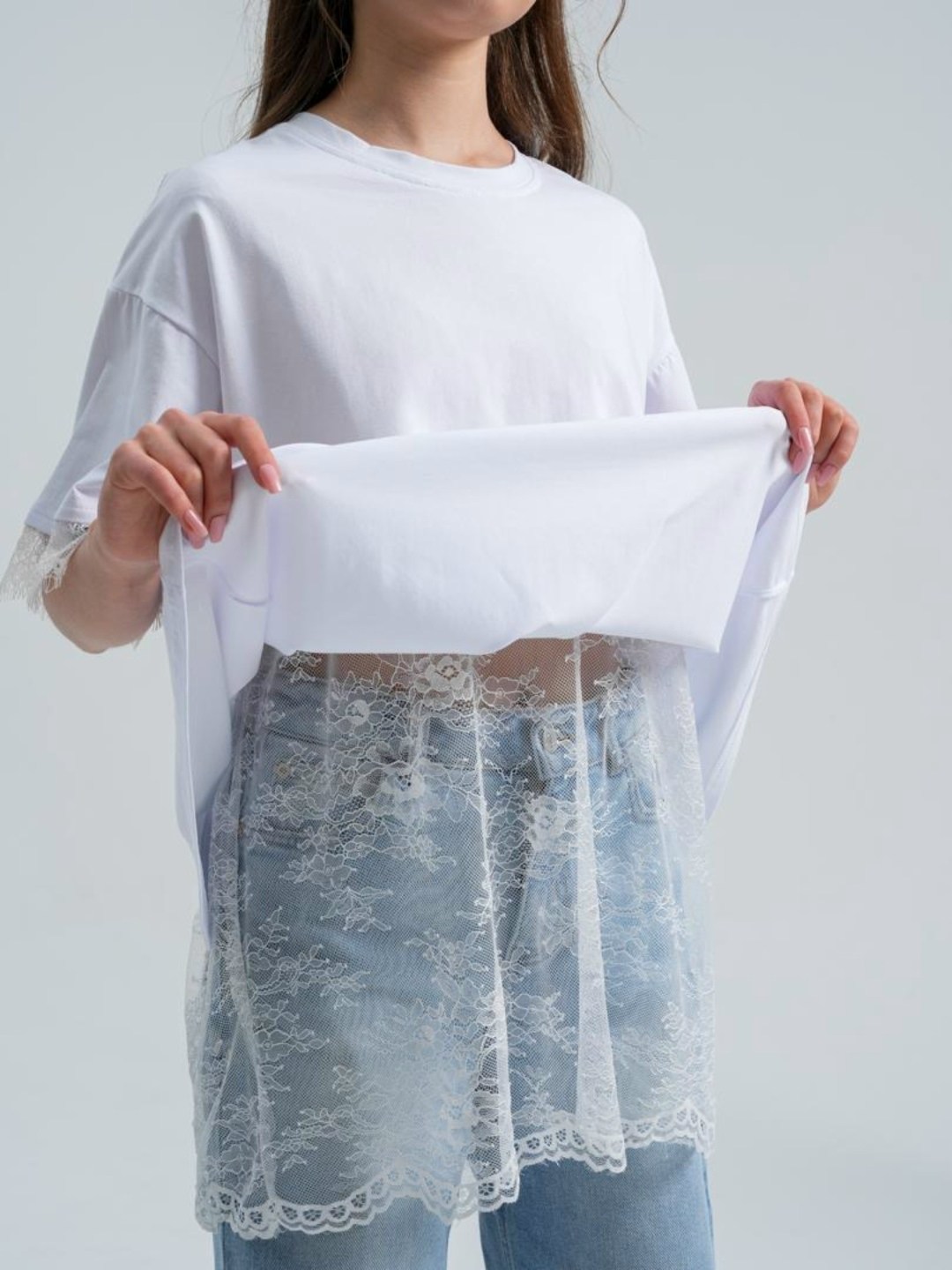 футболка с кружевами,кружевная футболка,футболка с кружевной отделкой,черная футболка с кружевом,удлинённая футболка из хлопка с кружевом по низу ld 3083