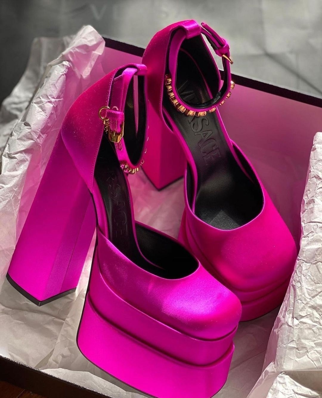 босоножки на платформе и каблуке,versace medusa aevitas туфли,туфли на каблуке розовые,каблуки розовые,каблуки туфли