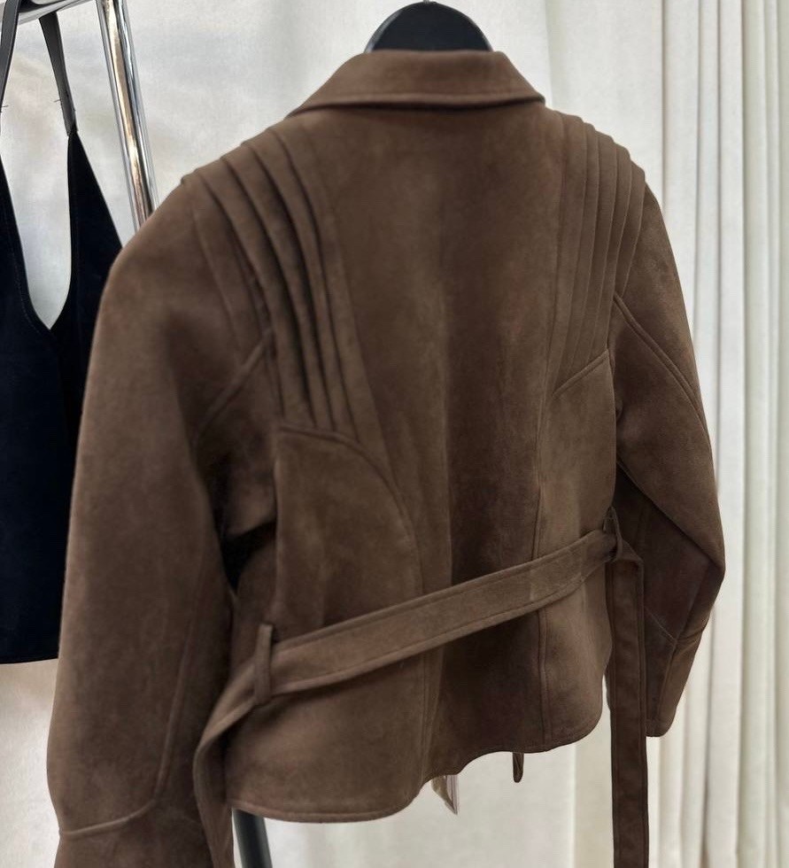 куртка косуха замшевая коричневая с поясом tadari,куртка-тренч укороченная замшевая цвет коричневый,куртка женская замшевая,классическая коричневая замшевая женская куртка с поясом,куртка-тренч укороч