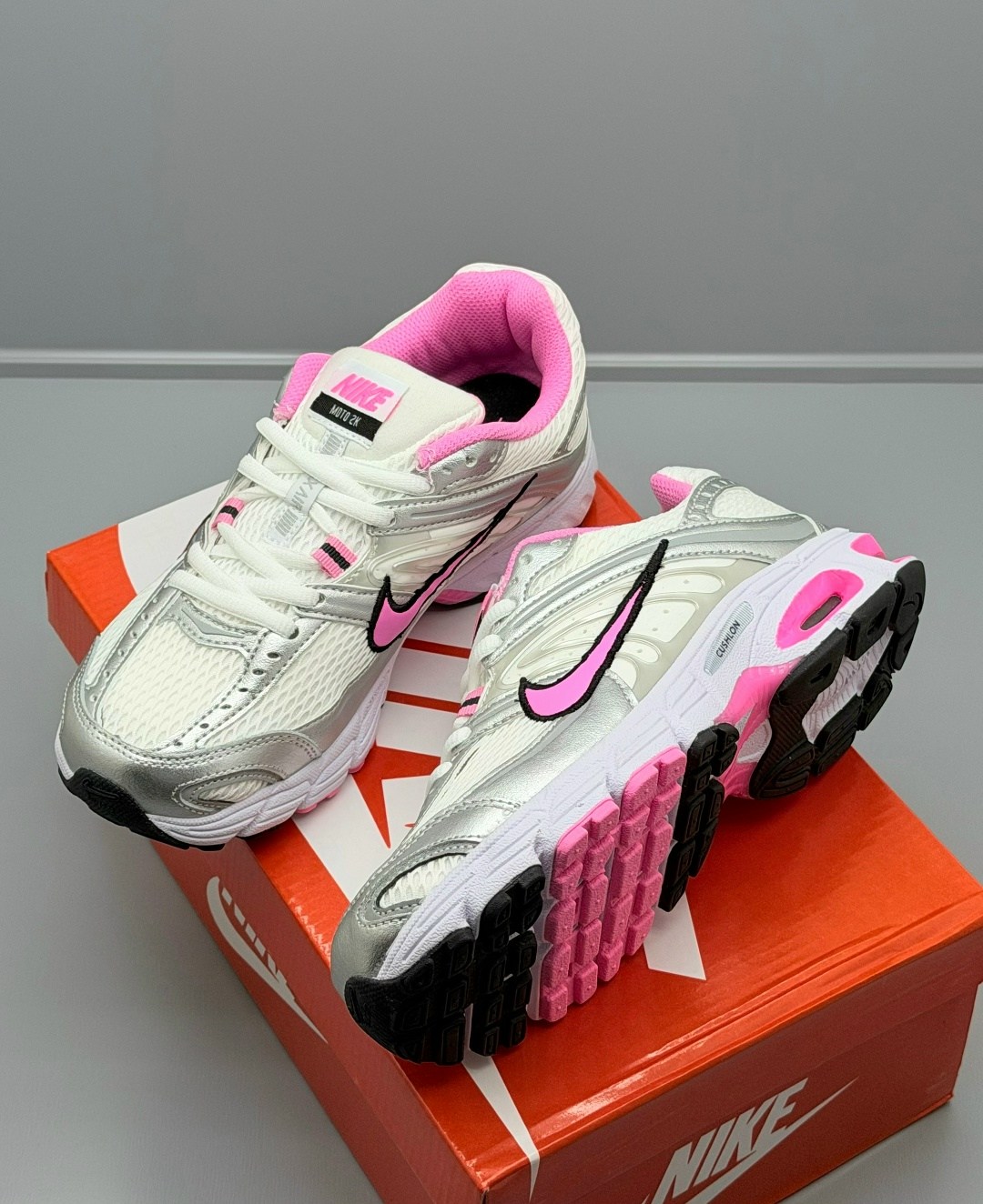 кроссовки,кроссовки nike,женские беговые кроссовки initiator от finish line nike белый,кроссовки для бега,кроссовки беговые женские