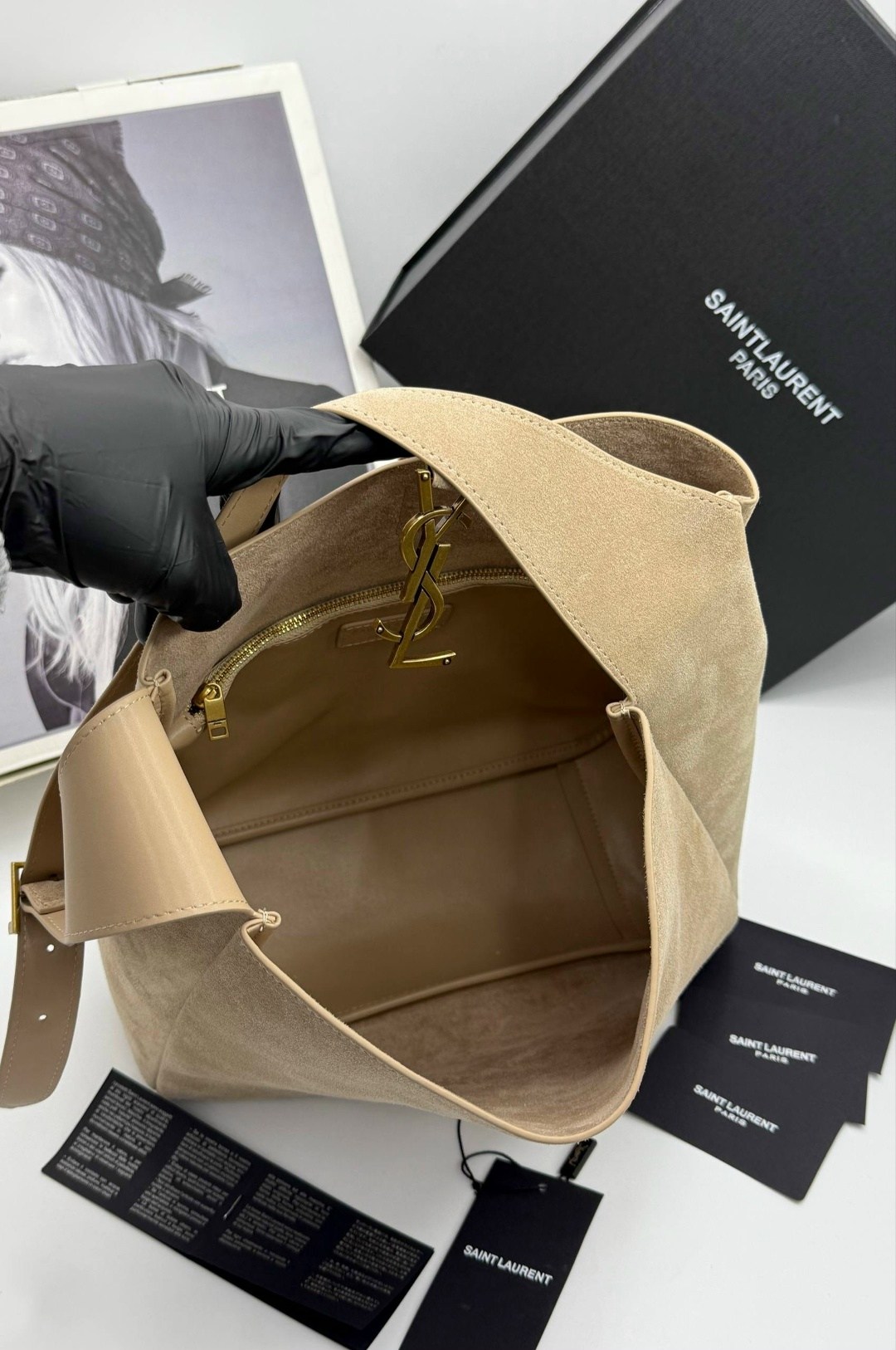 yves saint laurent женская замшевая сумка 37x29 см,сумка saint laurent,замшевая сумка,кожаная сумка-хобо le 5 à 7 saint laurent коричневый,сумка из натуральной замши