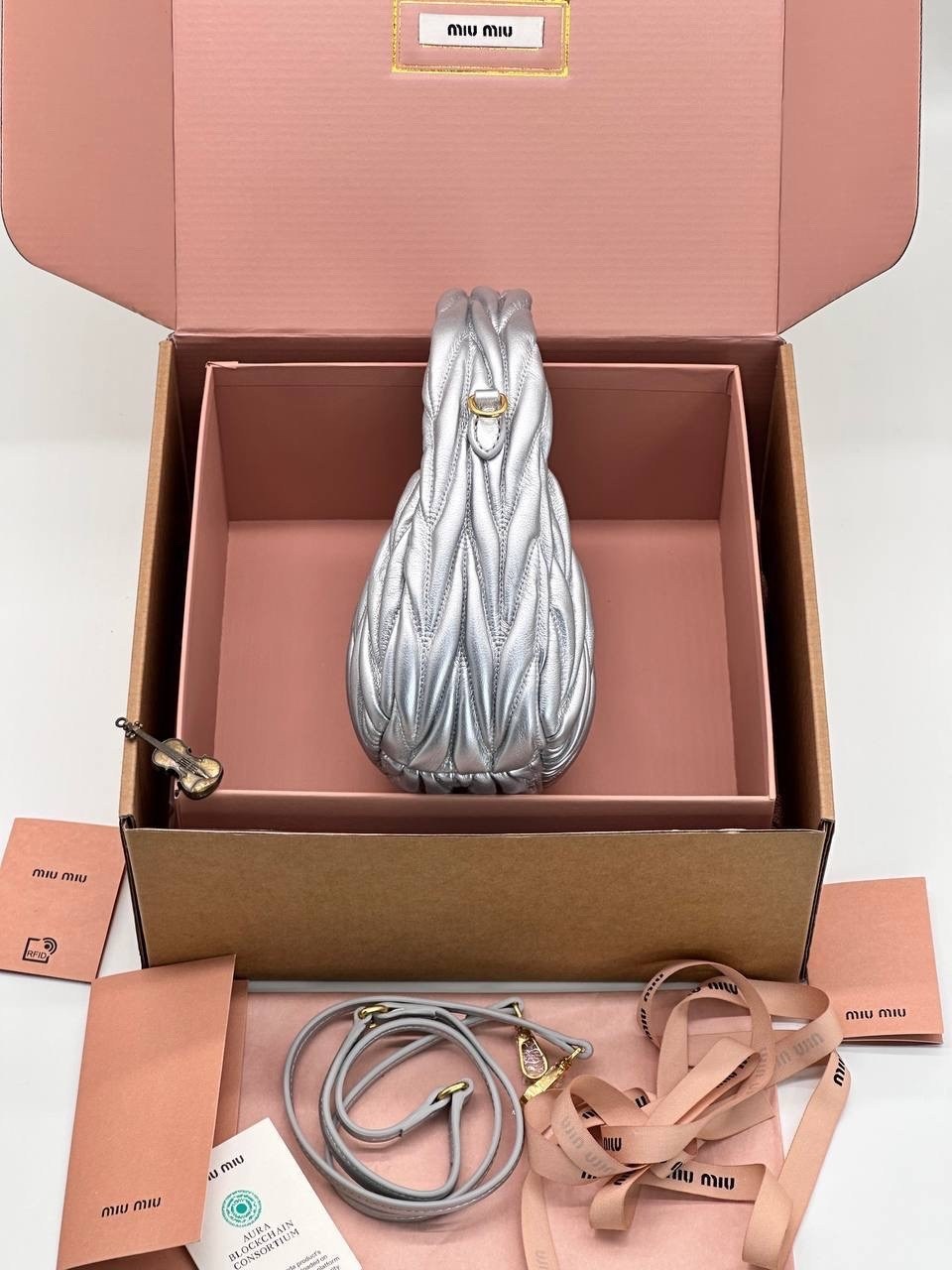 сумка miu miu miu wander светло серая,сумка женская miu miu,сумка miu miu оригинал,miu miu сумка,сумка miu miu миу