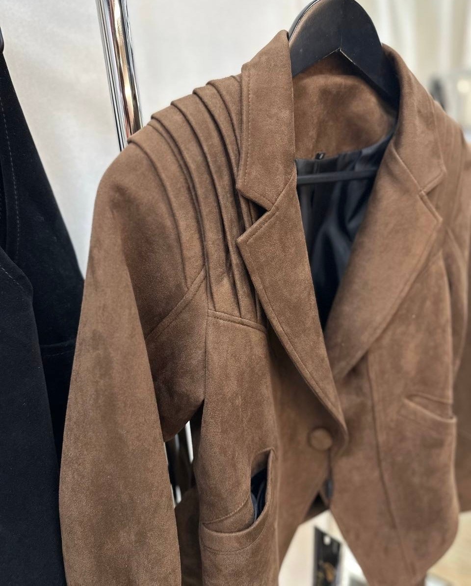 куртка косуха замшевая коричневая с поясом tadari,куртка-тренч укороченная замшевая цвет коричневый,куртка женская замшевая,классическая коричневая замшевая женская куртка с поясом,куртка-тренч укороч