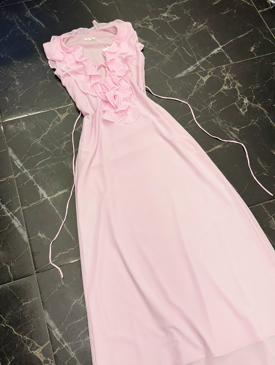 атласное платье,розовое платье,платье на бретельках,платье женской,платья