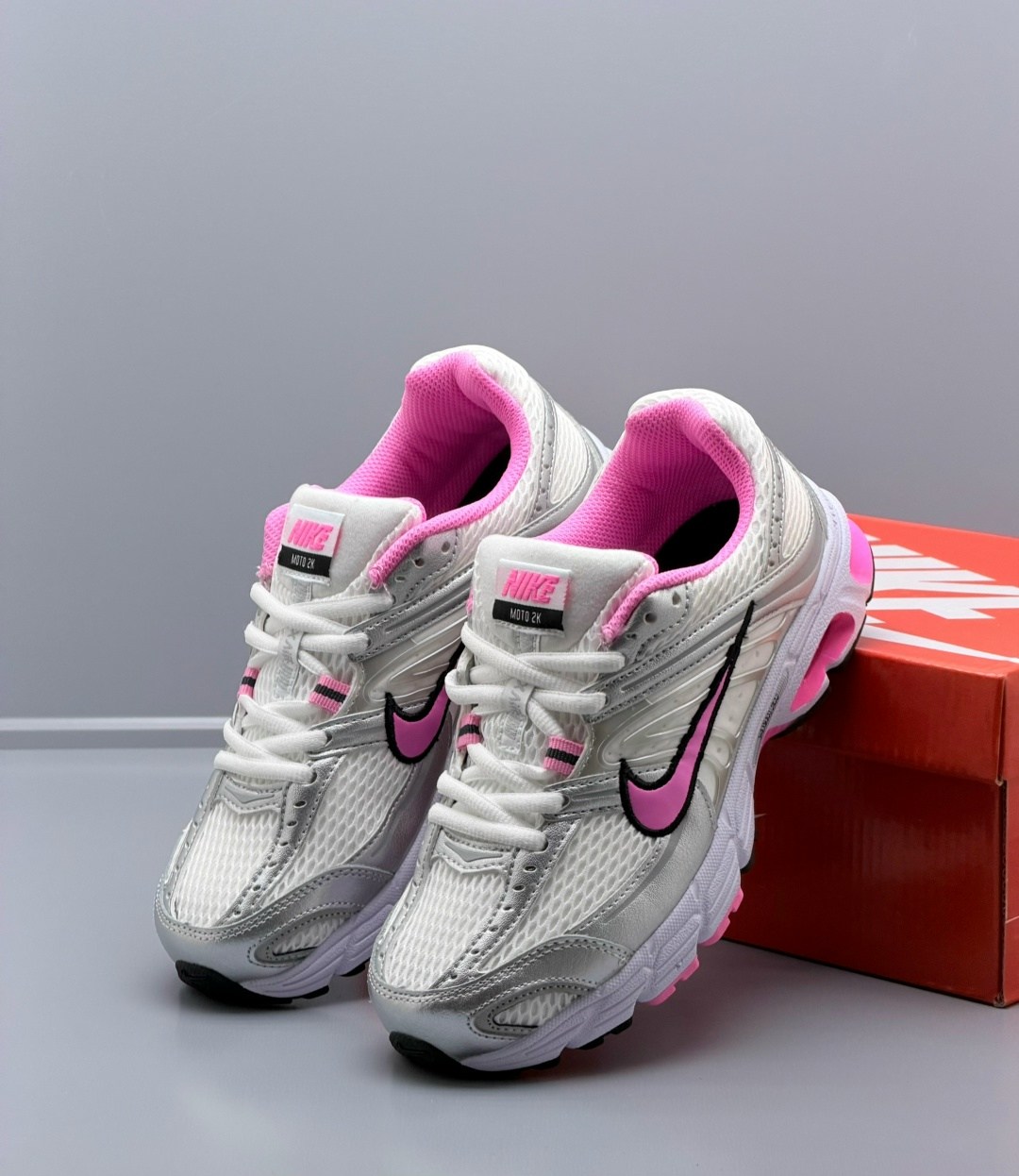 кроссовки,кроссовки nike,женские беговые кроссовки initiator от finish line nike белый,кроссовки для бега,кроссовки беговые женские