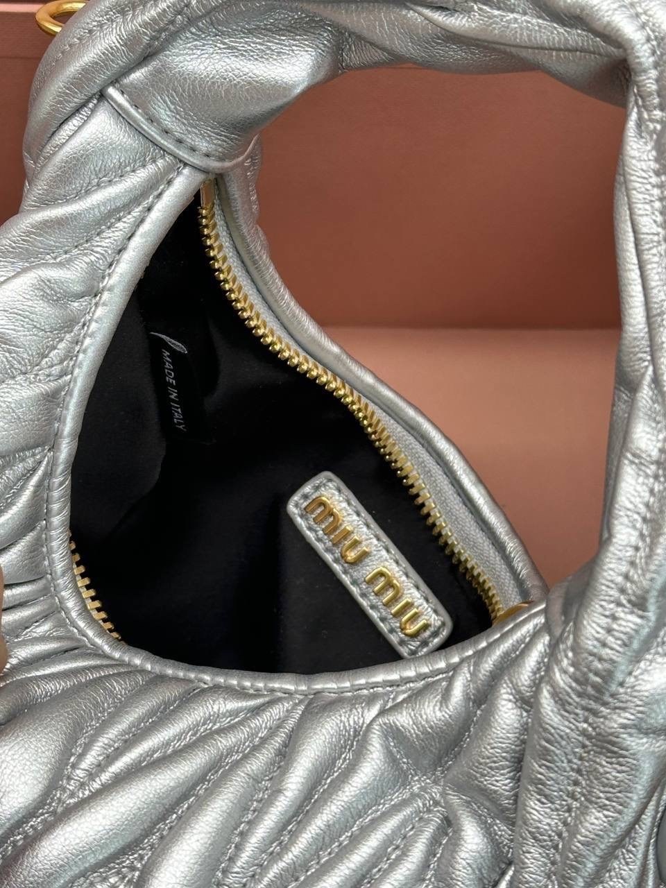 сумка miu miu miu wander светло серая,сумка женская miu miu,сумка miu miu оригинал,miu miu сумка,сумка miu miu миу