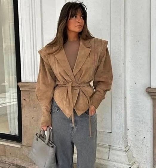куртка косуха замшевая коричневая с поясом tadari,куртка-тренч укороченная замшевая цвет коричневый,куртка женская замшевая,классическая коричневая замшевая женская куртка с поясом,куртка-тренч укороч